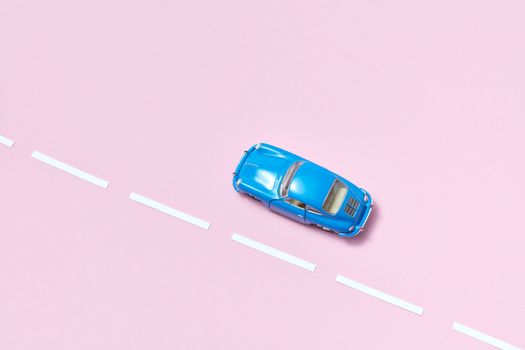 Coche asegurado con AXA en una carretera