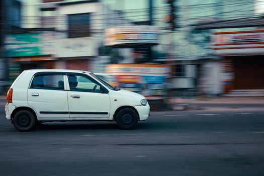 Persona leyendo sobre seguros de coche en un blog.