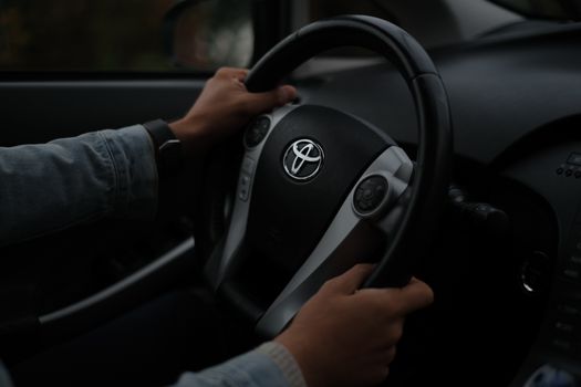 Mujer usando una computadora para contratar seguros de coche online.