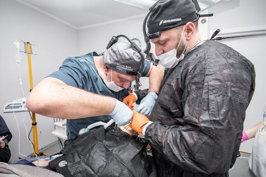 Médico realizando injerto capilar en México en 2026