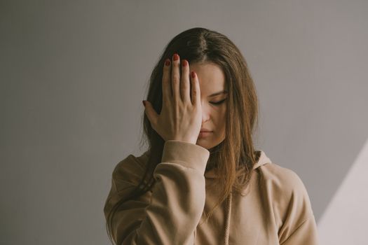 Retrato de una persona reflexionando sobre el suicidio en la naturaleza