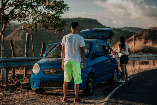 Familia disfrutando de su coche asegurado a todo riesgo