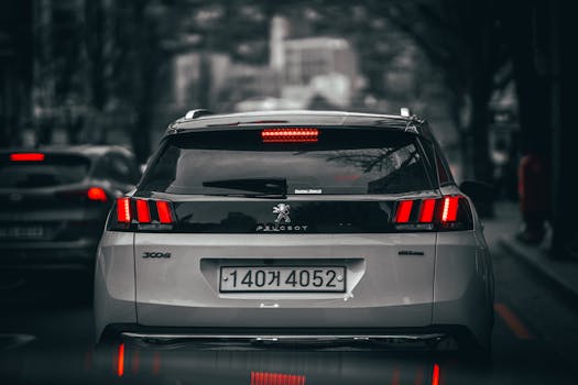 Cliente utilizando su móvil para contratar seguro de coche AXA