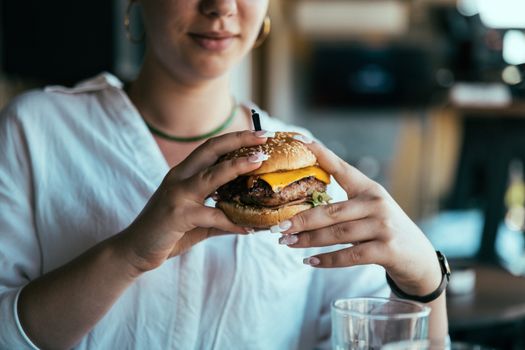 Mujer escribiendo en un diario sobre su experiencia con bulimia nerviosa.