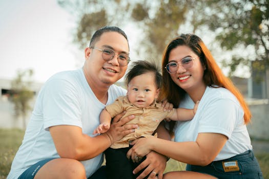 Familia feliz asegurada con Seguros de Vida Protect de AXA