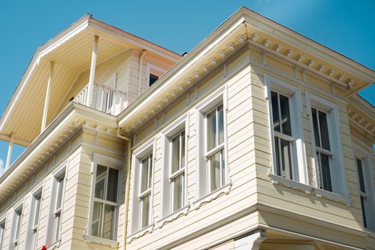Casa moderna con jardín, ideal para Seguro de Hogar