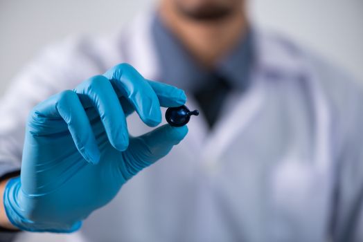 Médico explicando los beneficios de la terapia con células madre