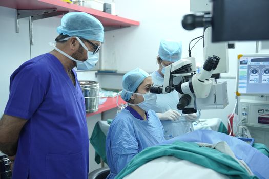 Recepción de clínica en México con precios de tratamientos visibles