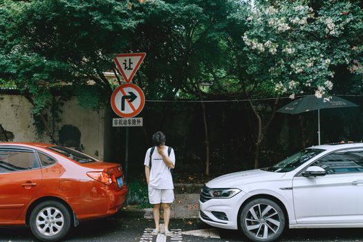 Coche familiar con un mensaje sobre seguros de coche online.