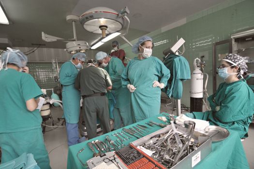 Estudiantes de medicina aprendiendo en Médica Sur, el mejor hospital