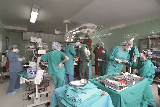 Sala de espera acogedora en NoveMed para pacientes de cirugía
