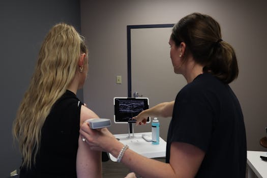Médico utilizando una aplicación de diagnóstico asistido por inteligencia artificial.