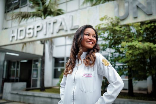 Médico hablando con paciente en hospital de turismo médico