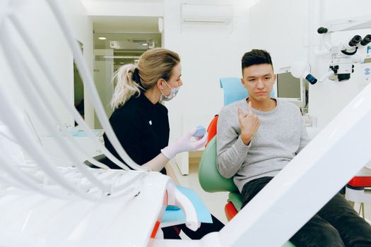 Terapeuta realizando tratamiento en clínica de Guadalajara
