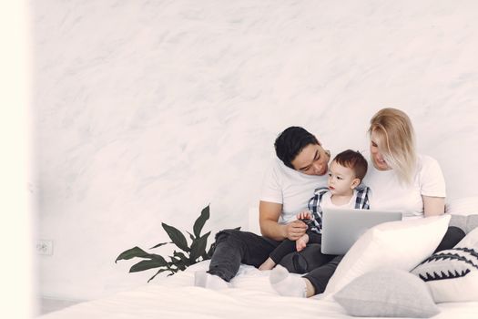 Familia sonriendo después de contratar seguro vida familiar