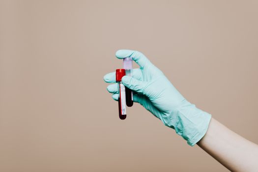 Doctor revisando radiografías en clínica de diagnóstico