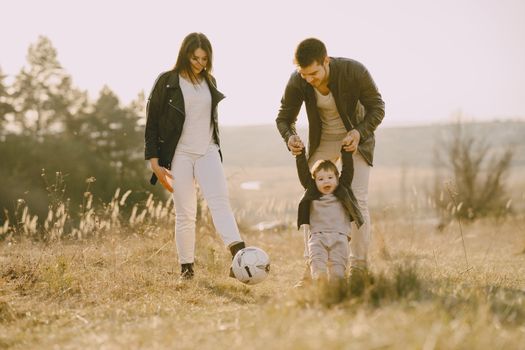 Familia abrazándose, representando el amor y la protección que ofrece el seguro de vida.