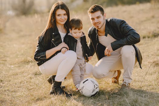 Familia reunida hablando sobre su futuro y seguros de vida