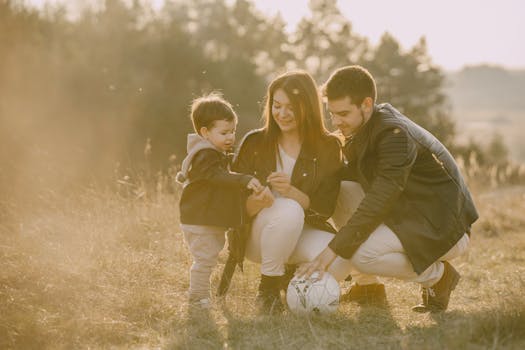 Mujer reflexionando sobre su futuro, considerando un seguro de vida para su familia.
