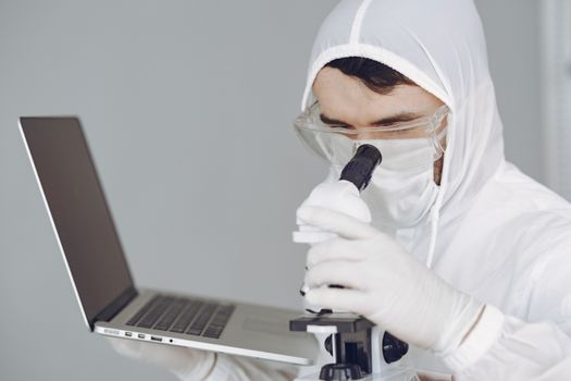 Médicos colaborando con herramientas de inteligencia artificial en diagnóstico.