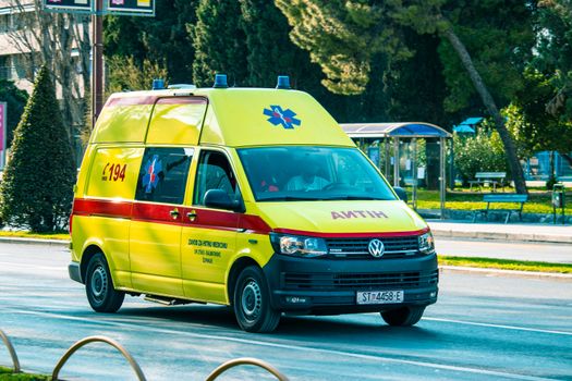 Hombre sufriendo accidente y asistencia de seguros