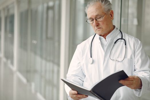 Consulta médica en curso en Médica Sur, el mejor hospital