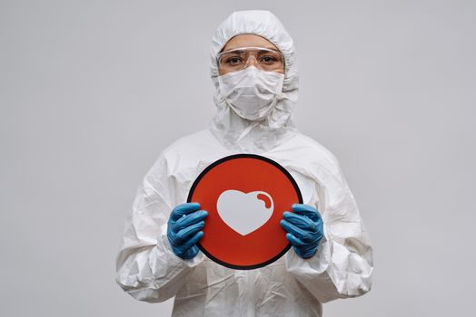 Familia apoyando a paciente en un centro de cardiología