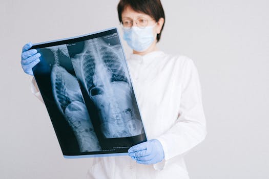 Doctor explicando el tratamiento de fibrosis quística a un paciente