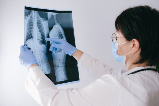 Consulta médica sobre el manejo de la fibrosis quística
