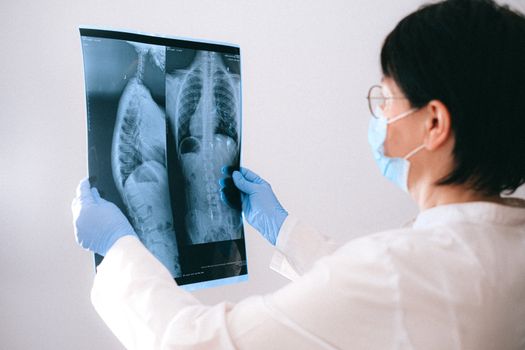 Paciente recibiendo diagnóstico de fibrosis quística en consulta médica