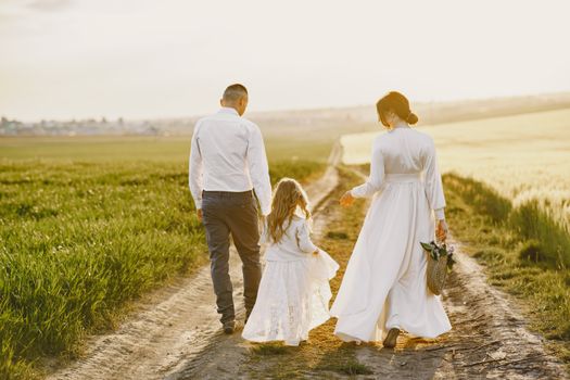 Familia feliz disfrutando de un día al aire libre con seguro vida familiar