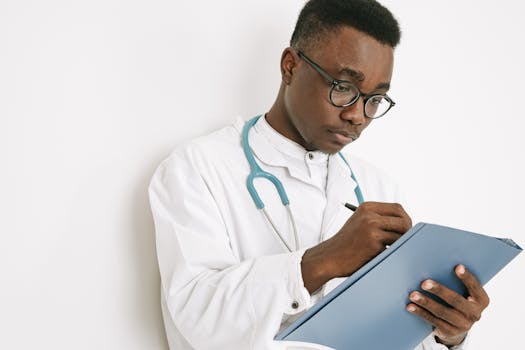 Médico utilizando tablet para acceder a historias clínicas.