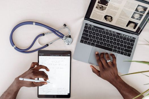 Doctor revisando el historial médico en una plataforma de telemedicina