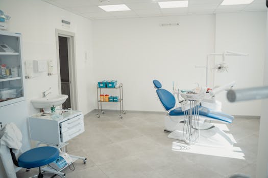 Sala de espera en clínica mexicana con folletos de tratamientos