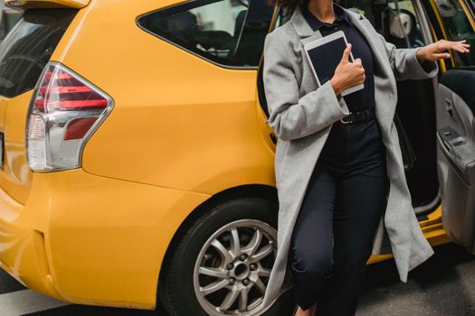 Familia feliz viajando en coche asegurado por AXA