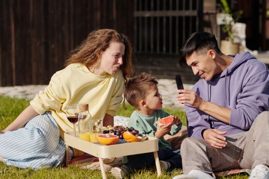 Pareja feliz con su póliza de seguro vida familiar en mano