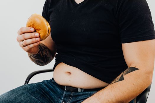 Médico discutiendo diagnóstico de pancreatitis con paciente