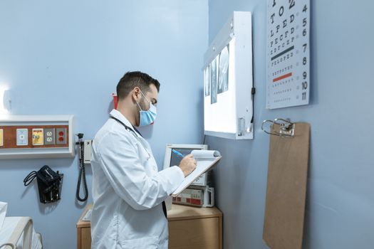 Star Médica recibiendo premio por su posición en el ranking 2024