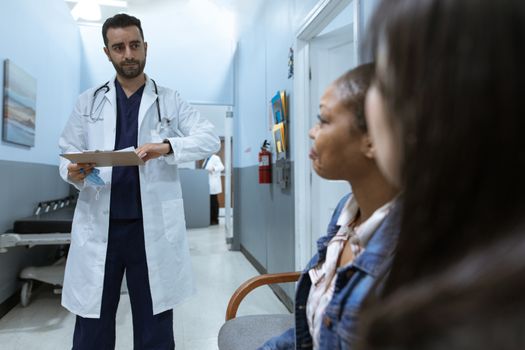 Familia visitando paciente en Hospital Angeles