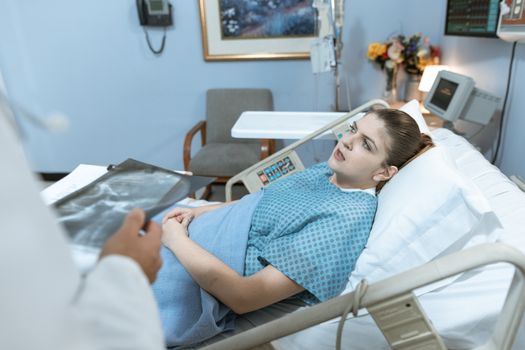 Familia apoyando a un niño con fibrosis quística