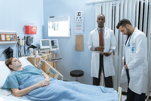 Médico realizando examen en clínica privada CDMX