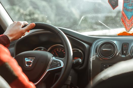 Coche deportivo asegurado con AXA en una carretera panorámica