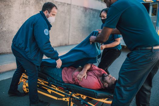 Familia feliz tras contratar seguros de accidentes