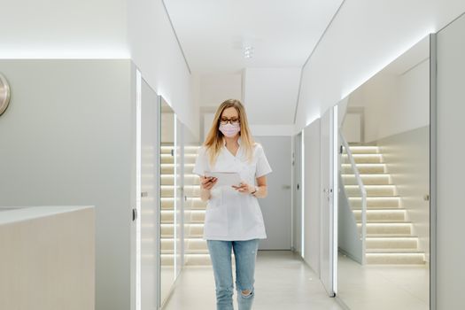 Imagen de la fachada moderna de Médica Sur en la ciudad