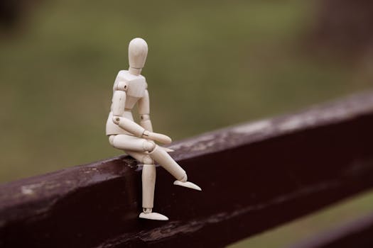 Persona en consulta psicológica discutiendo el suicidio y su tratamiento