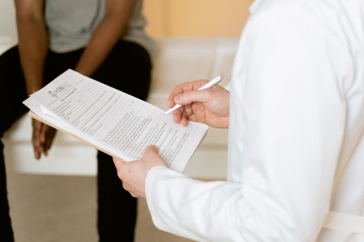 Paciente recibiendo atención en clínica de diagnóstico