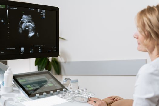 Médico cardiólogo atendiendo a un paciente en consulta