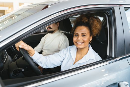 Coche en la carretera con un cartel de seguros de coche