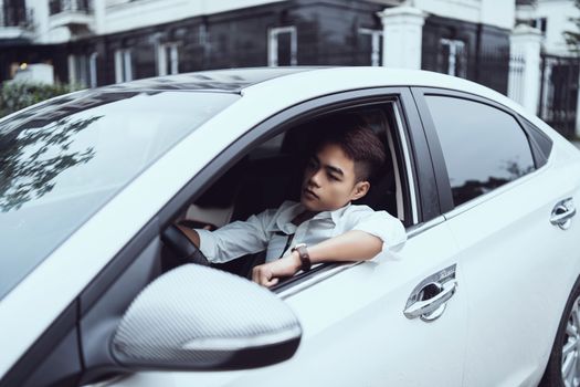 Cliente feliz calculando seguro de coche a terceros
