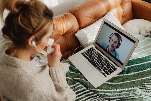 Médico realizando una consulta virtual con un paciente